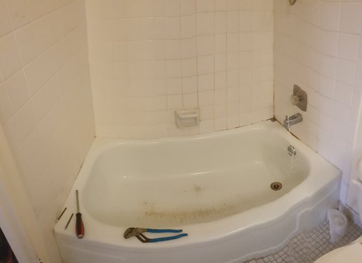 disgusting tub, contractor 4in tile